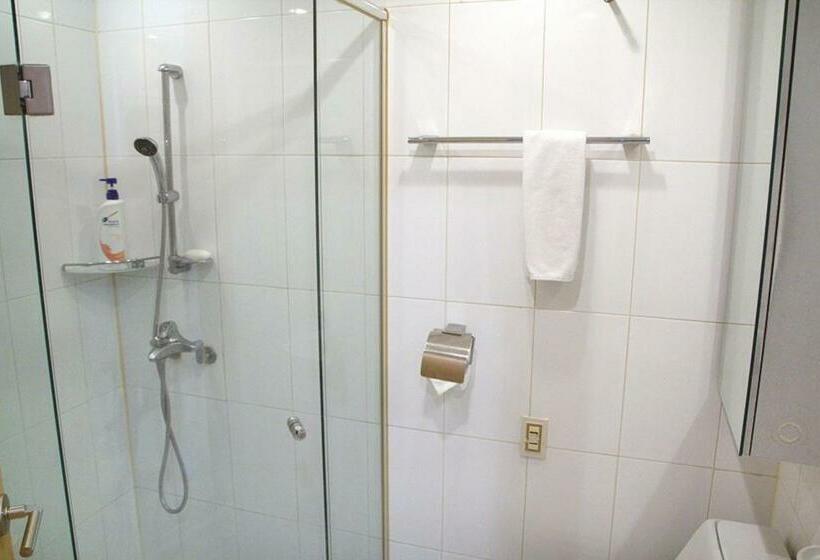 اتاق استاندارد, Gogo House