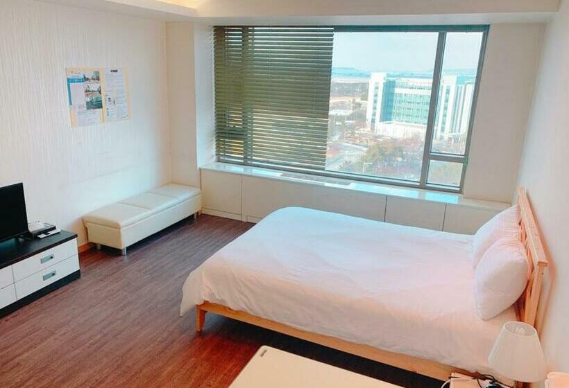 اتاق استاندارد, Gogo House