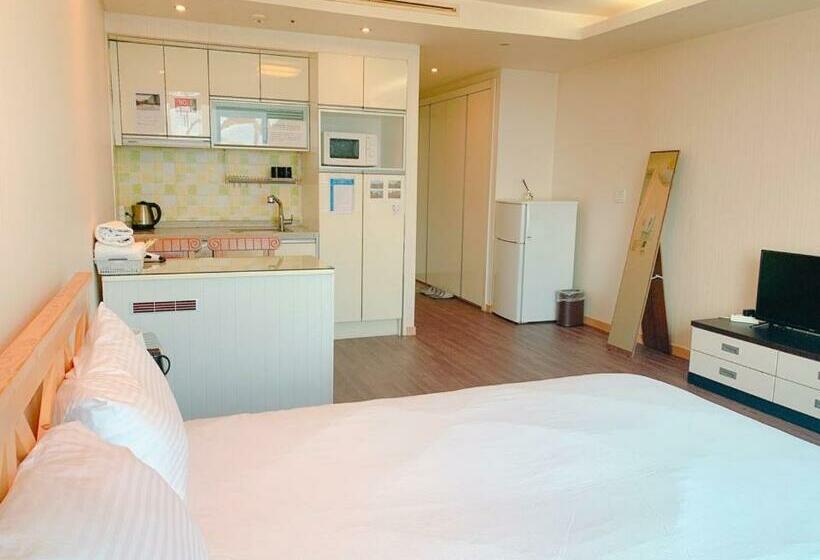 اتاق استاندارد, Gogo House