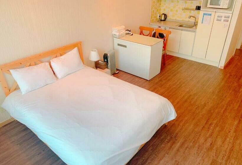 اتاق استاندارد, Gogo House