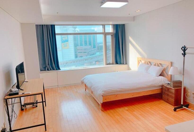 اتاق استاندارد, Gogo House