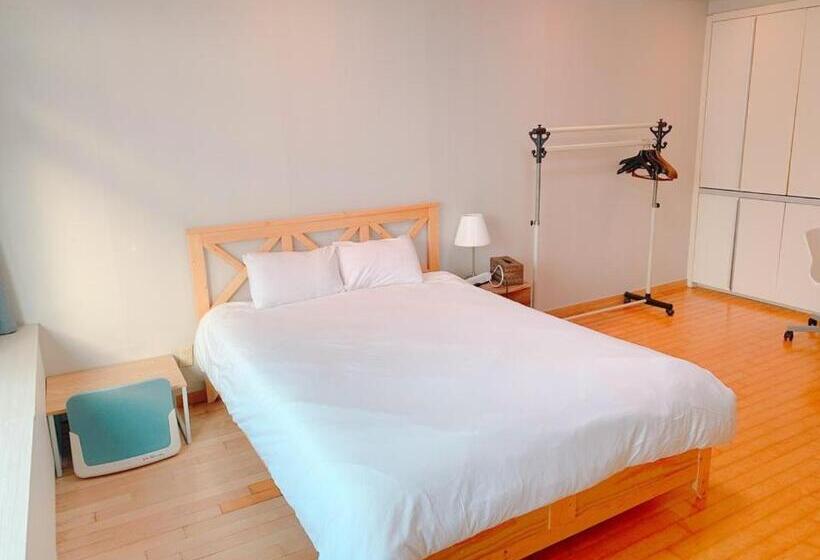 اتاق استاندارد, Gogo House