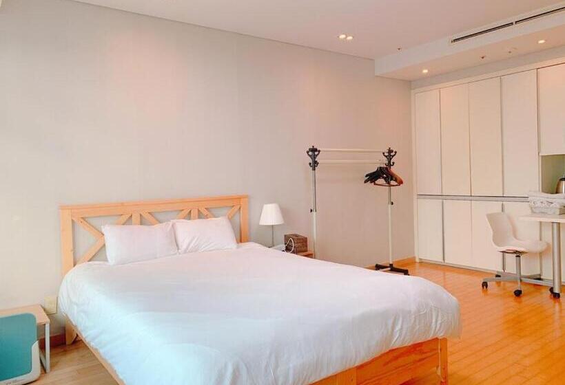 اتاق استاندارد, Gogo House