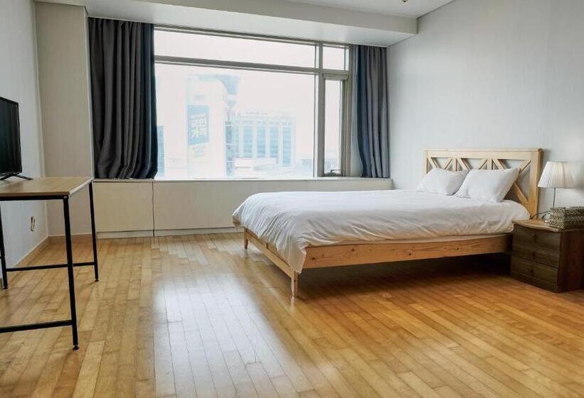 اتاق استاندارد, Gogo House