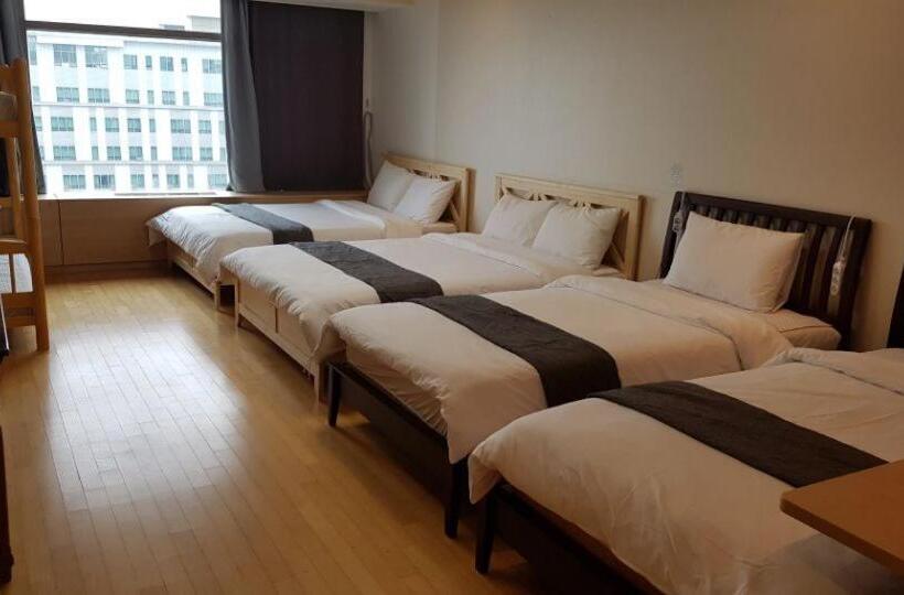 اتاق خانوادگی, Gogo House