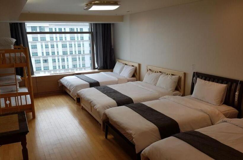 اتاق خانوادگی, Gogo House