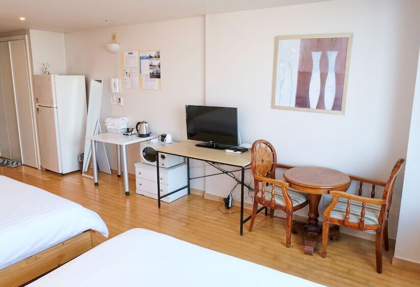 اتاق استاندارد, Gogo House