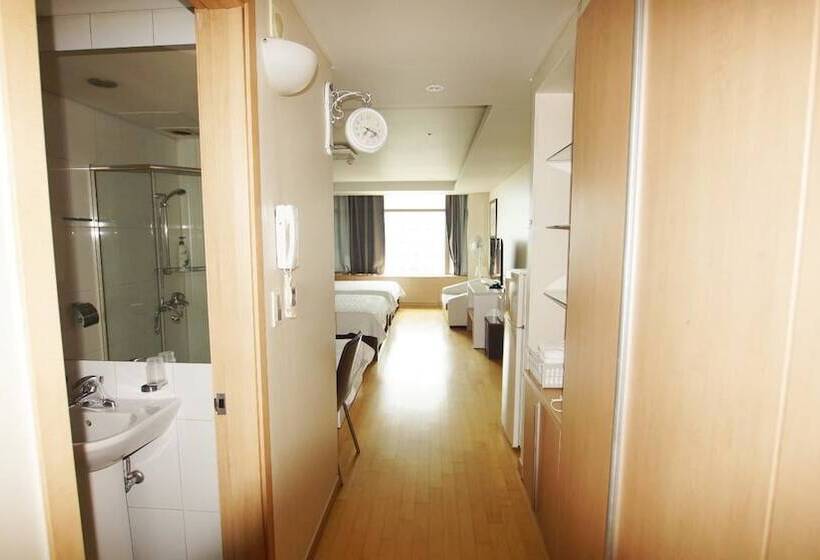 اتاق استاندارد سه نفره, Gogo House