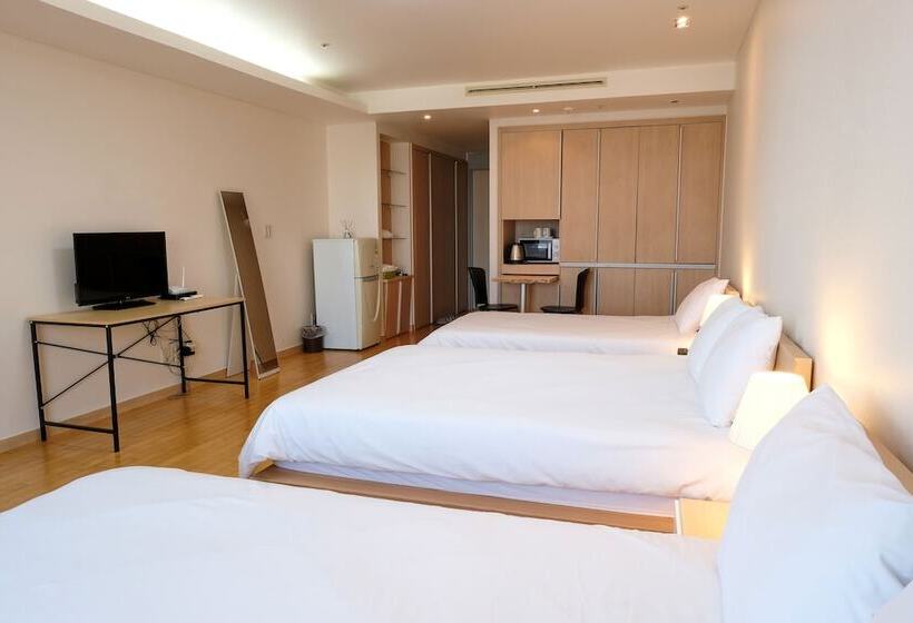 اتاق استاندارد سه نفره, Gogo House