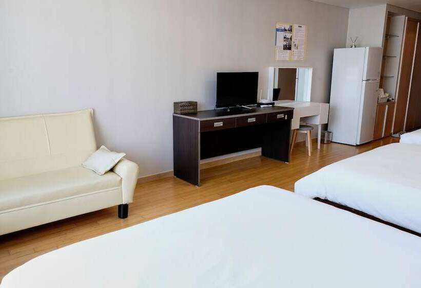 اتاق استاندارد سه نفره, Gogo House