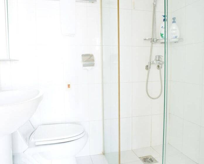 اتاق استاندارد سه نفره, Gogo House