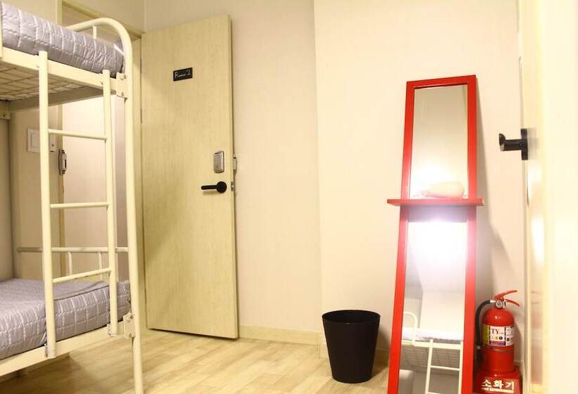Quarto Familiar, Plan A Hostel