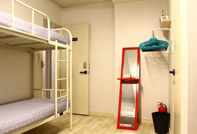 Quarto Familiar, Plan A Hostel