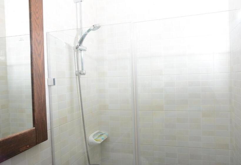 اتاق لوکس با بالکن, Sakan 275