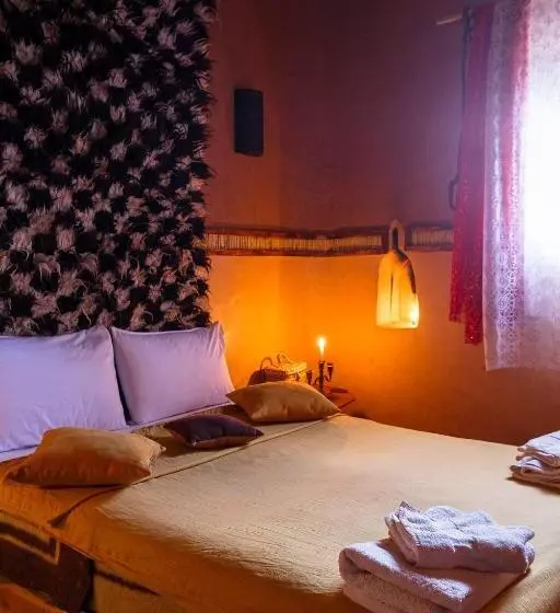 اتاق لوکس خانوادگی, Kasbah Tebi