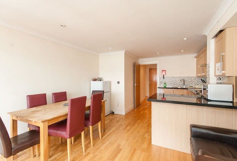 דירת פנטהאוז 2 חדרי שינה, London Serviced Apartments