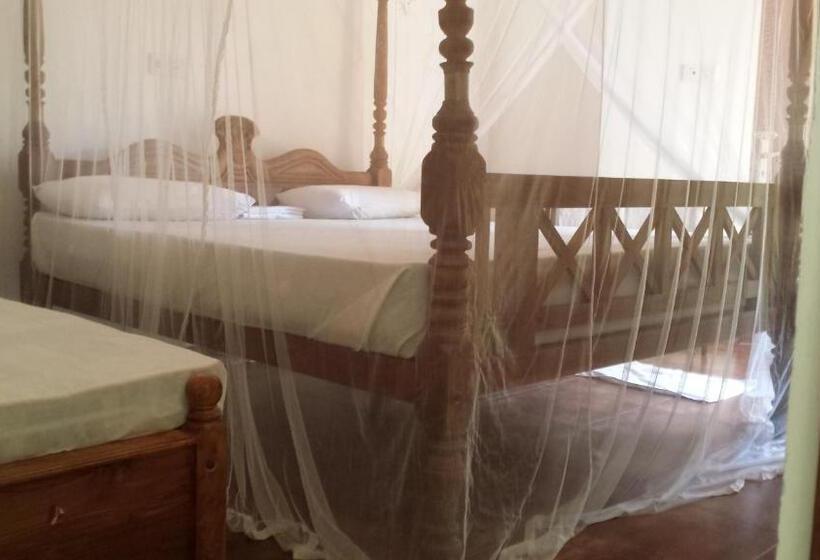 Трехместный Номер Стандарт с Балконом, Nooit Gedacht Holiday Resort Unawatuna