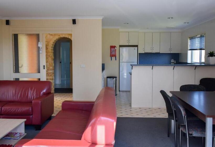 شقة غرفتين, Beachway Motel