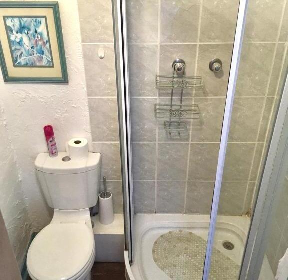 חדר משפחתי, Athenian Villa