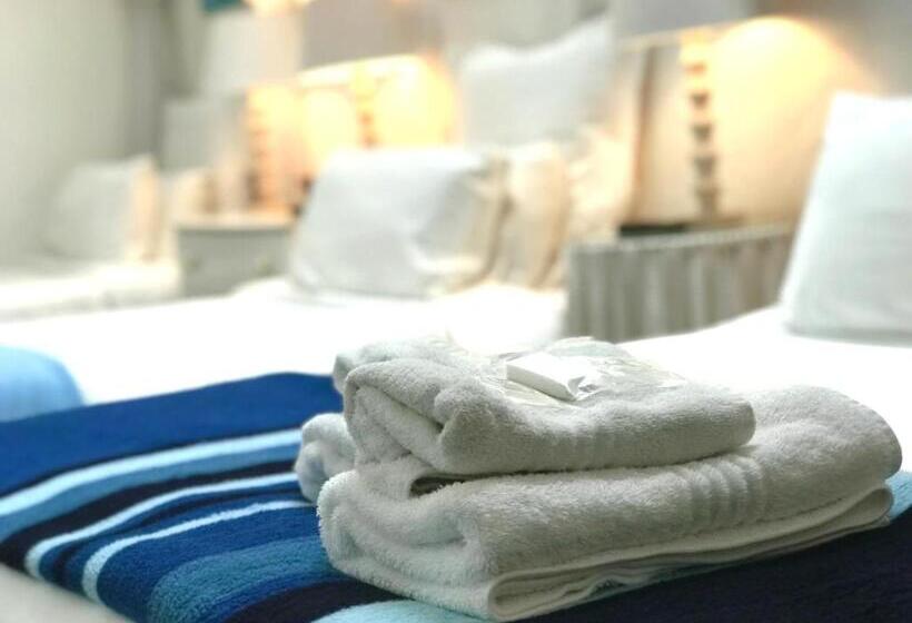 חדר משפחתי, Athenian Villa