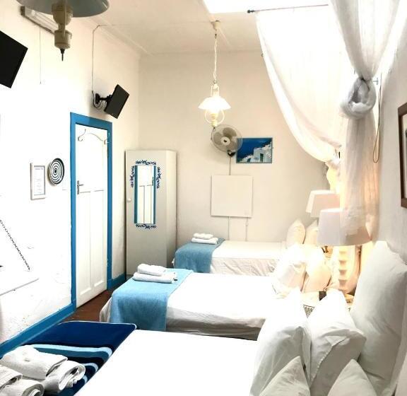 חדר משפחתי, Athenian Villa