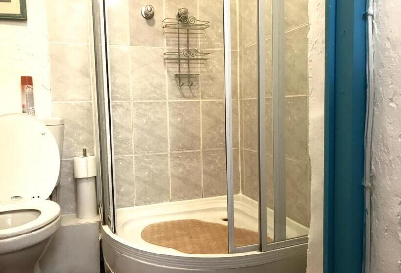 חדר משפחתי, Athenian Villa