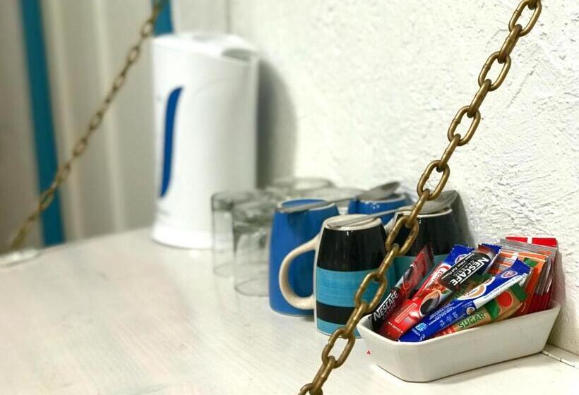 חדר משפחתי, Athenian Villa