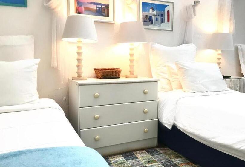 חדר משפחתי, Athenian Villa