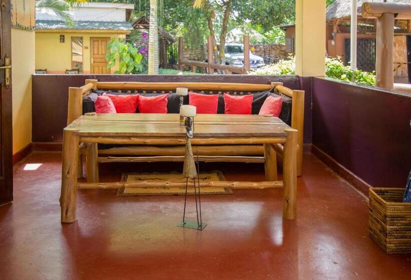 プールビュースタンダードルーム, 2 Friends Guest House