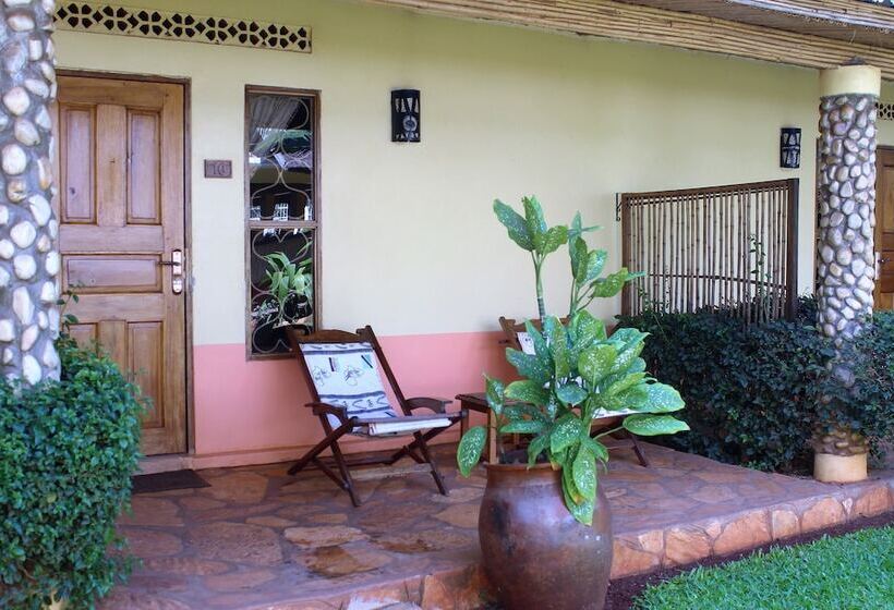 スタンダードルーム, 2 Friends Guest House