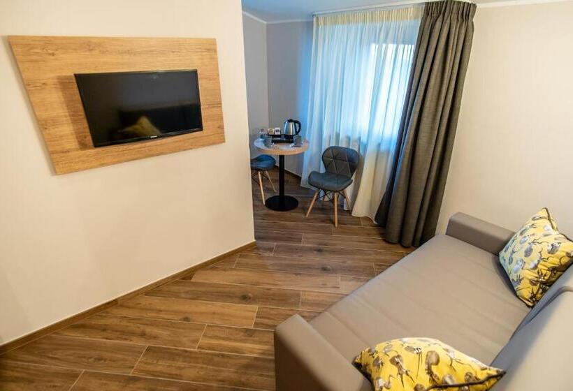 جناح جونيور, Belvedere