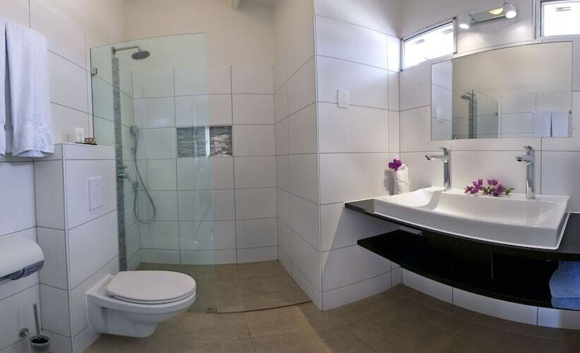 استودیوی استاندارد, Blue Bay Lodges