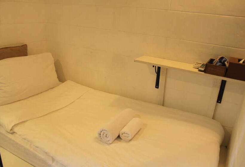 اتاق استاندارد یک نفره, Just Inn