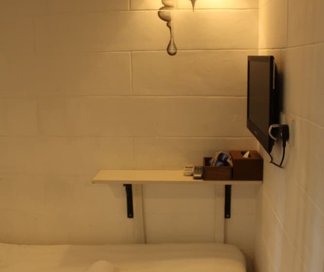 اتاق استاندارد یک نفره, Just Inn