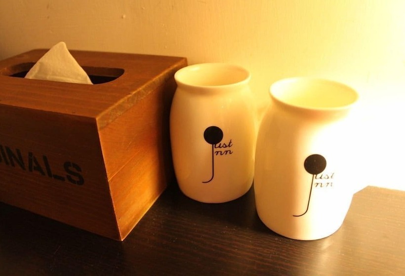 اتاق عادی, Just Inn