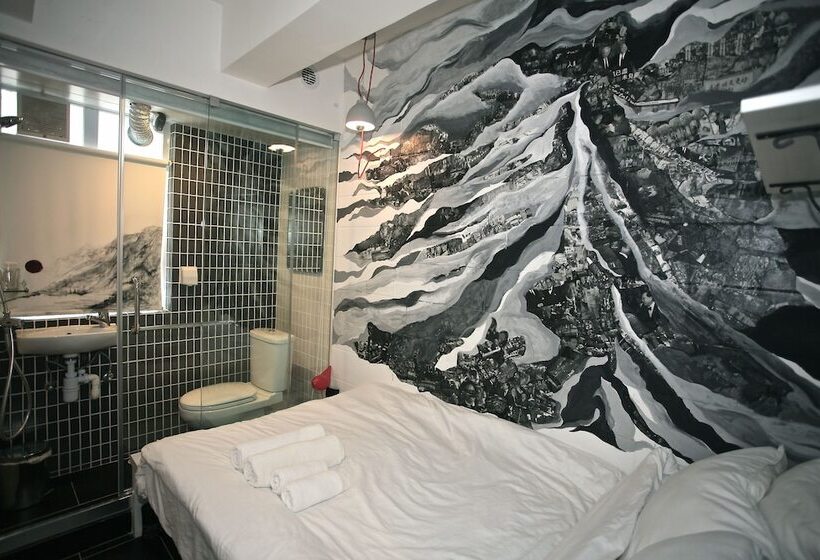 اتاق عادی, Just Inn