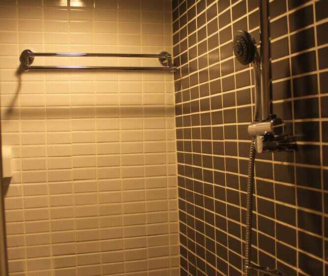 اتاق لوکس, Just Inn