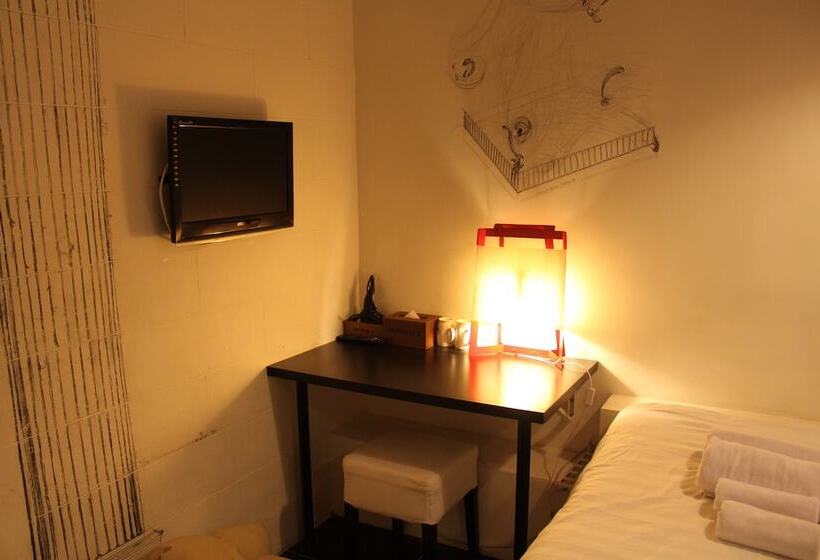 اتاق لوکس, Just Inn