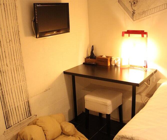 اتاق لوکس, Just Inn