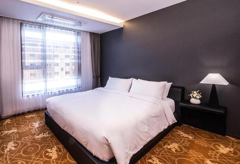 Camera Superiore, Leo