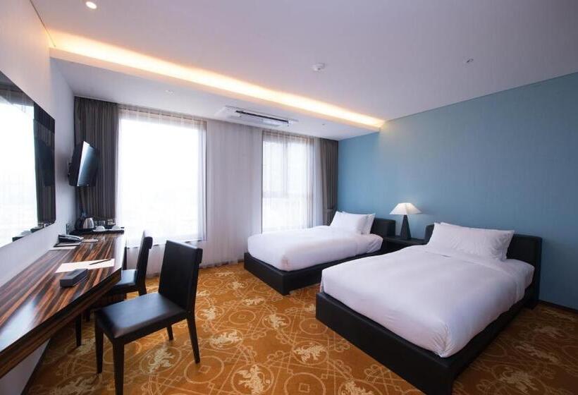 Camera Superiore, Leo