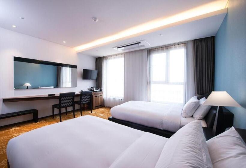 Camera Superiore, Leo