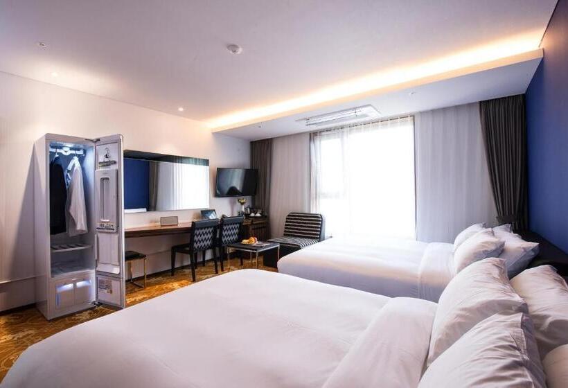 Camera Familiare, Leo