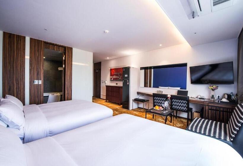 Camera Familiare, Leo