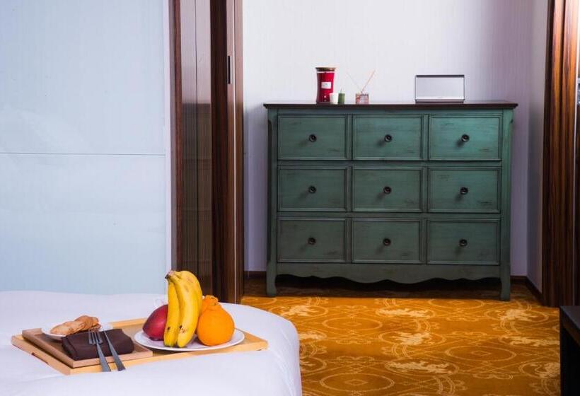 Camera Tripla Superiore, Leo