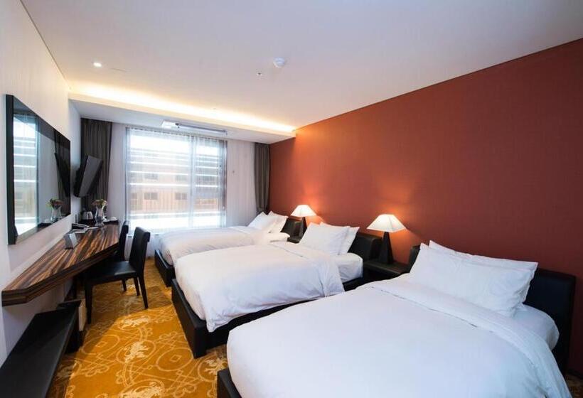 Camera Tripla Superiore, Leo