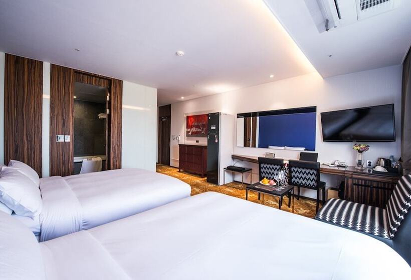 Camera Familiare, Leo