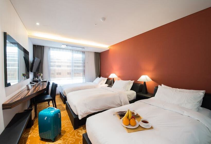 Camera Tripla Superiore, Leo