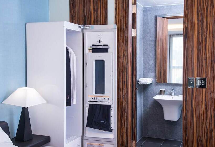 Camera Tripla Superiore, Leo