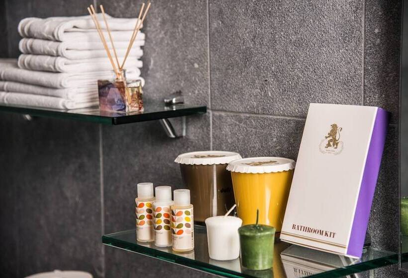 Camera Tripla Superiore, Leo